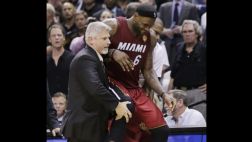 LeBron James se lesionó en la final y salió del campo así