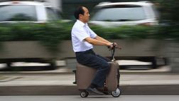 ¿Viajar en tu maletín? Mira el transporte que sorprende a China
