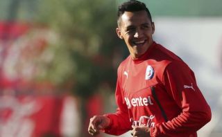 Alexis abandonó concentración de Chile y se somete a exámenes