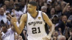 El espectacular pase de los Spurs para una clavada de Duncan