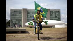 Mundial: Miles viajan en caravanas, y hasta bici, a Brasil