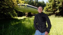 El excéntrico hombre que vive en un avión, en medio del bosque