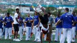 Brasil 2014: Selección inglesa visitó favela y bailó capoeira