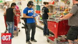 La moda extrema de ir al supermercado con el fusil de asalto