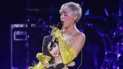 Miley Cyrus se burla de Selena Gómez en pleno concierto