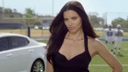 VIDEOS: KIA y Adriana Lima quieren que sólo veas fútbol