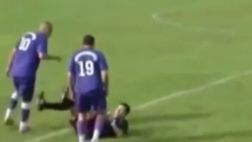 Deplorable: jugador es expulsado y le rompe nariz al árbitro