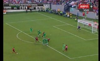 Cristiano reapareció y estrelló este tiro libre en el parante