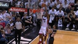 LeBron y toda su potencia para anotar esta gran canasta