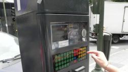 Los parquímetros inteligentes que causan confusión en Madrid