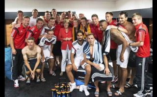 Canciller Angela Merkel felicitó a los alemanes en vestuarios
