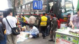Ambulantes obstaculizan paradero en Av. Abancay