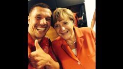 El "selfie" de Podolski con Merkel es un éxito en Internet