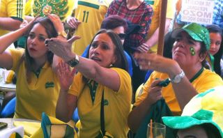 Así sufrieron los hinchas brasileros con las tapadas de Ochoa