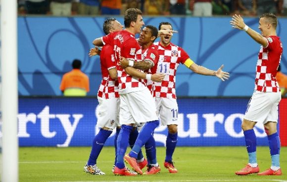 Croacia goleó 4-0 y eliminó a Camerún con doblete de Mandzukic