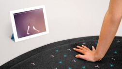 Una alfombra decorativa e interactiva para hacer yoga