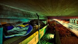 Sé un desamparado por un día y duerme en las calles de Suecia