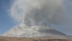 Volcán Ubinas continúa expulsando grandes columnas de ceniza