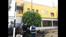 Dos heridos y un poste inclinado deja un choque en Lince