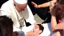 El Papa se detuvo en la vía para saludar a joven discapacitado
