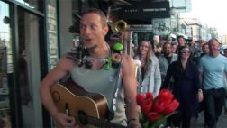 Acusan a Coldplay de copiar video de "A Sky Full of Stars"