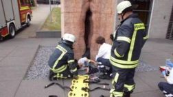 Estudiante queda atrapado en una escultura con forma de vagina