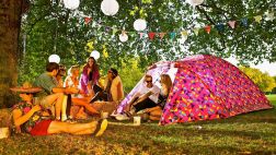Acampa con estilo en esta carpa que funciona con energía solar