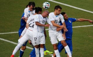 Godín le dio la clasificación a Uruguay con gol de hombro