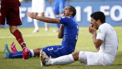 Suárez en el banquillo: otras cinco agresiones del uruguayo