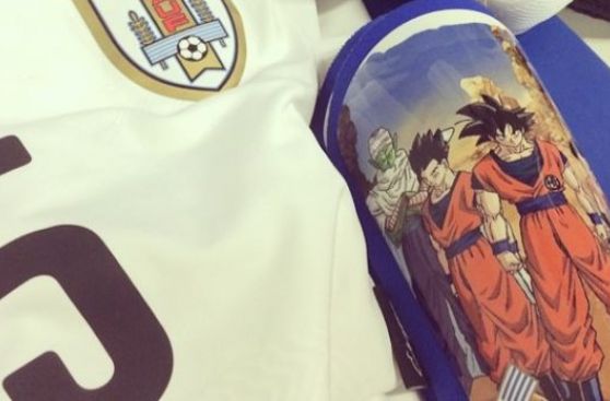 Conoce al uruguayo que utiliza las canilleras de Dragon Ball Z