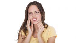 ¿Aprietas los dientes al dormir? Podrías padecer de bruxismo
