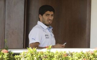 Uruguay ante la FIFA: "Suárez tropezó, fue jugada casual"  