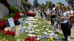 Fanáticos llenan de rosas la tumba de Michael Jackson