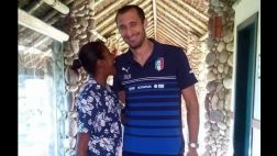 Otra vez mordieron a Chiellini: así lo recibieron en su hotel