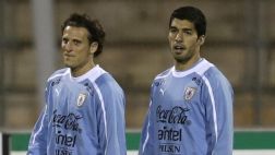 Diego Forlán podría reemplazar a Luis Suárez ante Colombia