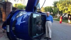 Un abuelo vuelca su auto y se toma una foto