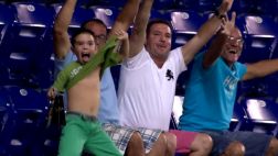 Niño sorprende con eufórico baile en partido de béisbol