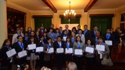 Miraflores: condecoraron a 81 experimentados profesores
