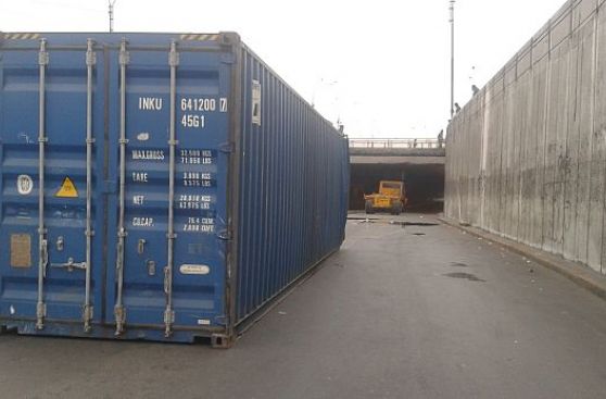 Contenedor de camión cayó sobre cúster y dejó 17 heridos
