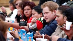 Príncipe Harry visitó a las víctimas del incendio en Valparaíso