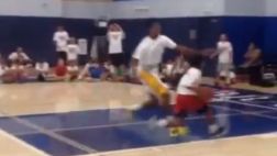 Niño ridiculiza a jugador de los Lakers en el uno contra uno