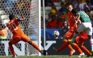 Golazo de Gio dos Santos que venció a la dura Holanda