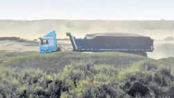 Camiones con carbón pasan por zona restringida en Huanchaco