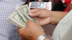 El dólar baja pero la bolsa limeña avanza en la apertura