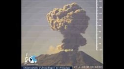 El volcán Ubinas en actividad: esta es la explosión de hoy