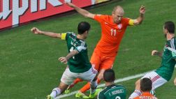 Robben evitó patear el penal que habría fingido ante México