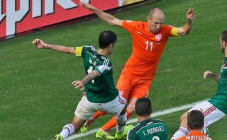 Robben evitó patear el penal que habría fingido ante México