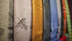 Louis Vuitton y Versace confeccionan prendas con alpaca peruana