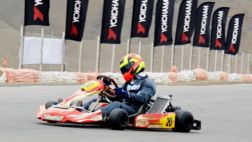 Rodrigo Pflucker festeja en Campeonato de Kartismo