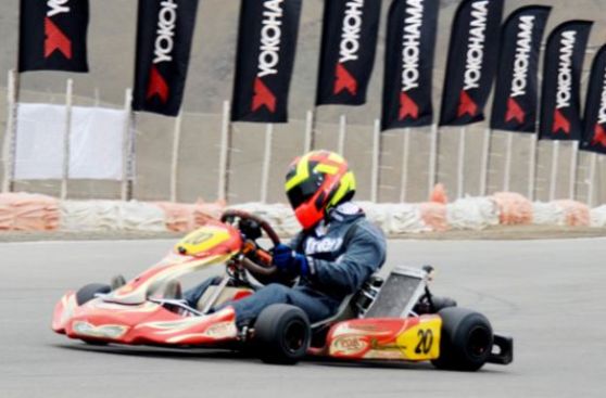 Rodrigo Pflucker festeja en Campeonato de Kartismo